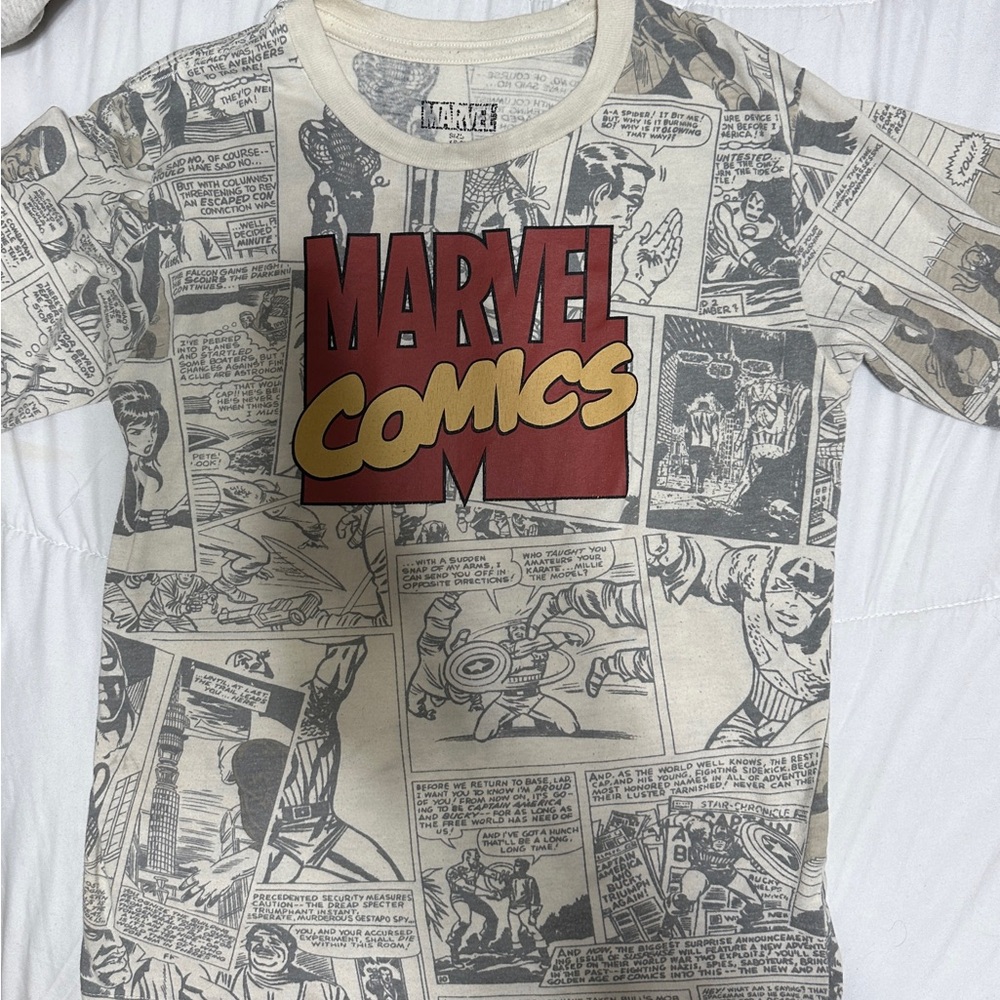 Boys Marvel shirt in size small (8)